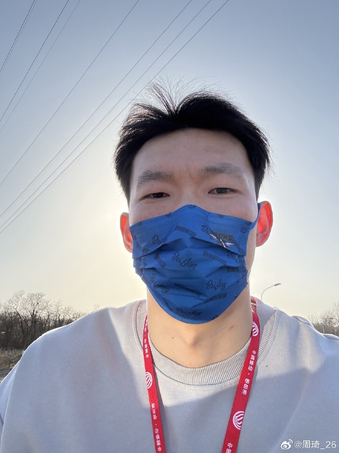 悠閑！周琦騎京牌電動車出行：太陽出來了 開京牌兜兜風(fēng)！