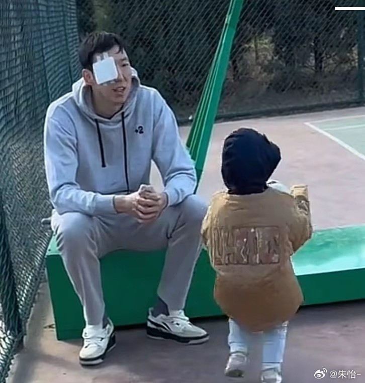 顧家好男人！記者曬出周琦手術(shù)后回歸家庭帶娃照片